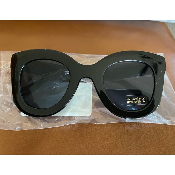 Accessories - NEW-🕶Thick Butterfly Style Sunglasses